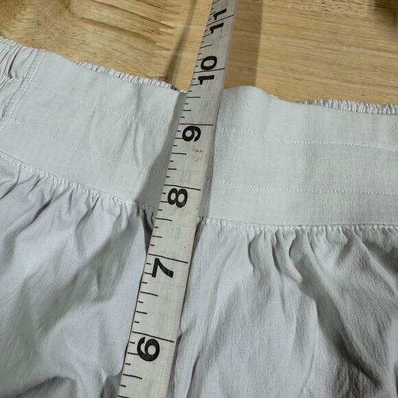 Lululemon Hotty Hot Short II 2.5" White Women's Size 6 Excellent Used Condition - Picture 9 of 10